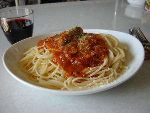昼からパスタにワインをぐいぐい！こーでもせなガンバ戦見れんよ・・・