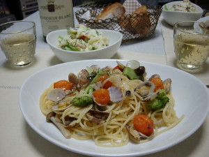 あさりと野菜のアーリオオーリオ。まぁいわゆるペペロンチーノやね。