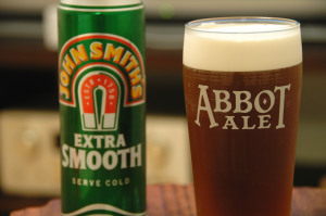 ジョンスミスのエクストラスムース。飲みやすいエールビールです。 ジョンスミスのエクストラスムース。飲みやすいエールビールです。