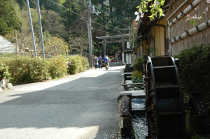 明王院登山口に向けて