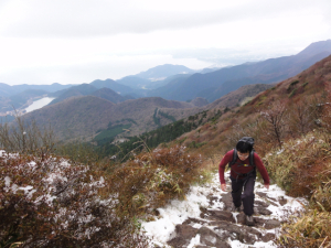 妙見駅に向けヒーヒー登山