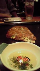 南風のどろ焼き。お出汁とソースでいただく明石焼きとお好み焼きのハーフ